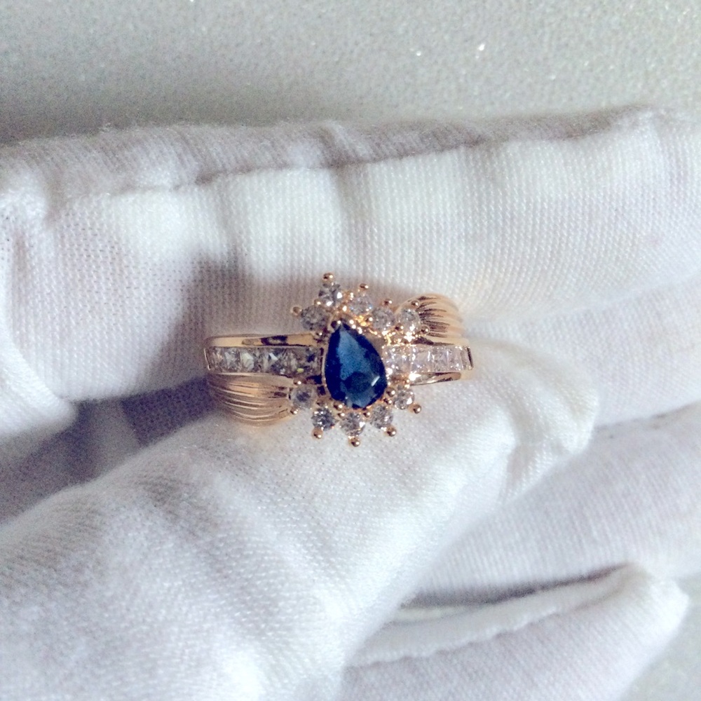 Elegant Gold and Blue Gemstone Ring